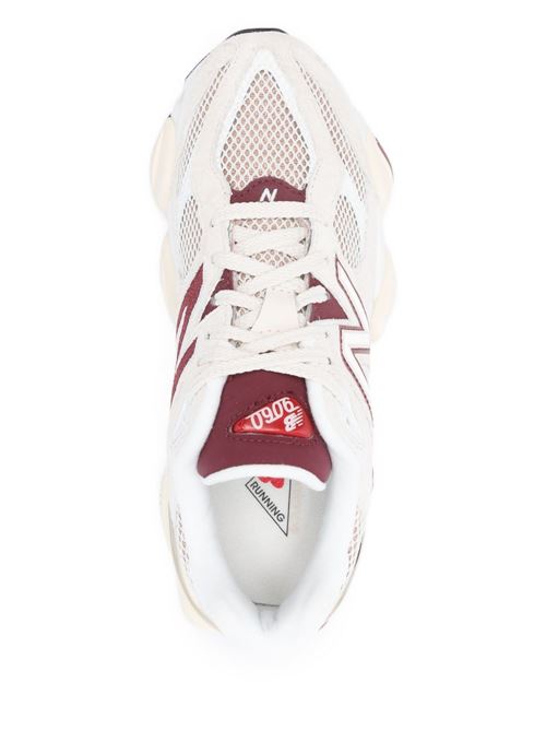Sneaker 9060 di NEW BALANCE color panna in pelle scamosciata con dettagli rossi, caratteristica intersuola ABZORB®, inserti in rete e punta tonda. NEW BALANCE | U9060PSDLINEN